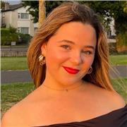 estudiante de universidad totalmente cualificada para trabajar reforzando las materias de primaria